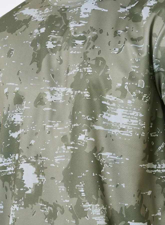 ستايلي تيشيرت رياضي بطبعة مموهة وقصة مريحة